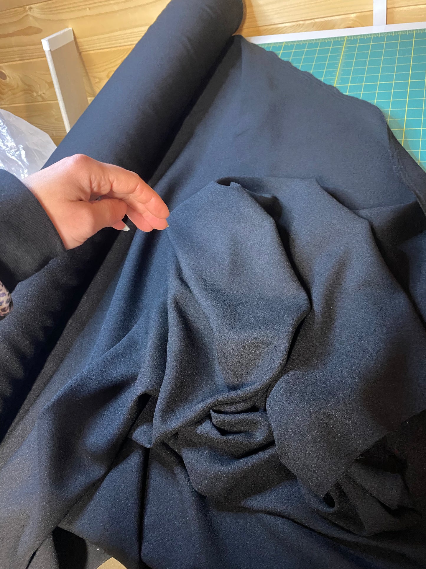 Crepe - Plain black (thick and drapey)