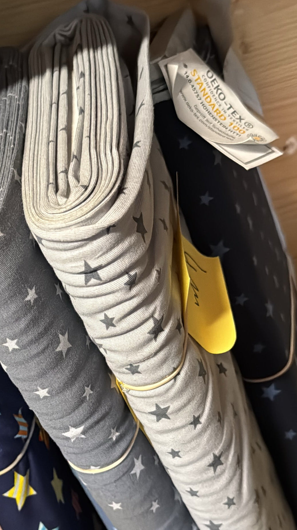 Jersey - Simple stars - dark grey on light grey