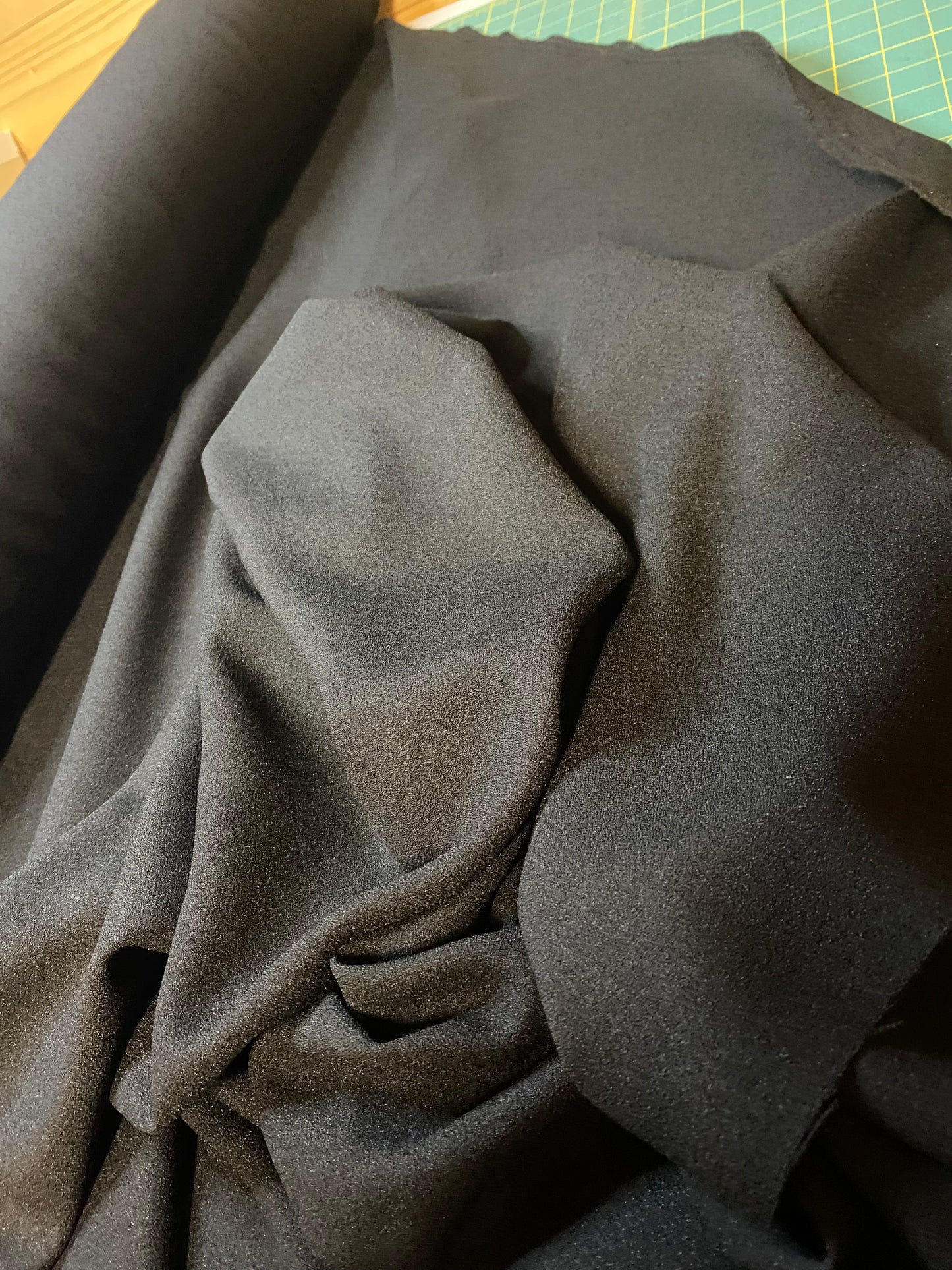 Crepe - Plain black (thick and drapey)